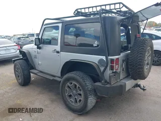 2008 Jeep Wrangler Sahara z VIN 1J4FA54158L640474, wystawiony jako IAAI lot #42243860 z przebiegiem 141 303 mil mil oraz . Historia ofert i sprzedaży dostępna na DreamBid. Obrazek 3.