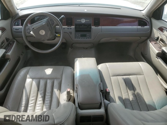2003 Lincoln Town Car Executive z VIN 1LNHM81W73Y652530, wystawiony jako Copart lot #51606225 z przebiegiem 122 019 mil mil oraz Szkoda całkowita • Salvage title. Historia ofert i sprzedaży dostępna na DreamBid. Obrazek 8.