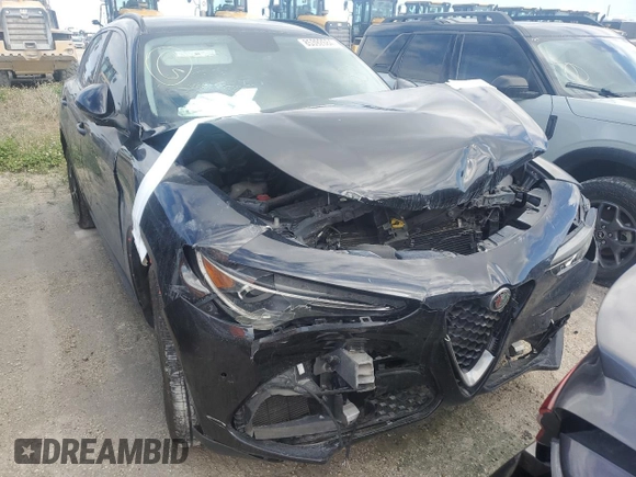 2018 Alfa Romeo Stelvio Sport z VIN ZASFAKPN8J7B79599, wystawiony jako Copart lot #57396135 z przebiegiem 73 873 mil mil oraz Nie do naprawy. Historia ofert i sprzedaży dostępna na DreamBid. Obrazek 5.