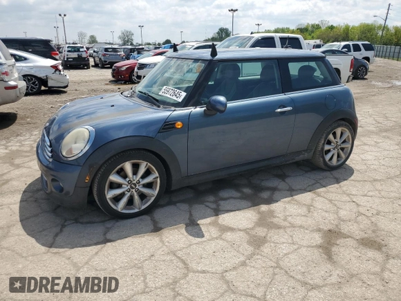 2011 MINI Hardtop z VIN WMWSU3C57BT095497, wystawiony jako Copart lot #55972645 z przebiegiem 132 947 mil mil oraz Szkody całkowita. Historia ofert i sprzedaży dostępna na DreamBid. Obrazek 1.