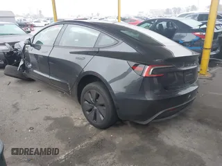 2024 Tesla Model 3 z VIN 5YJ3E1EA3RF737102, wystawiony jako IAAI lot #41562661 z przebiegiem 9 638 mil mil oraz . Historia ofert i sprzedaży dostępna na DreamBid. Obrazek 3.