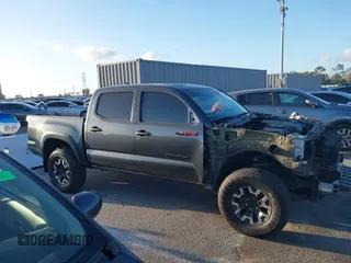 2022 Toyota Tacoma SR z VIN 3TMCZ5AN1NM531884, wystawiony jako IAAI lot #42257444 z przebiegiem Nie podano mil oraz . Historia ofert i sprzedaży dostępna na DreamBid. Obrazek 13.