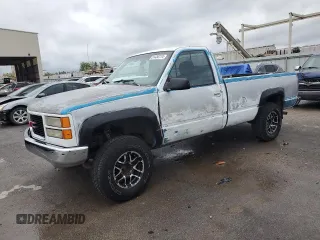 1989 GMC Sierra 2500 z VIN 1GTGK24K8KE532683, wystawiony jako Copart lot #51434114 z przebiegiem 79 134 mil mil oraz Szkody całkowita. Historia ofert i sprzedaży dostępna na DreamBid. Obrazek 1.
