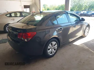 2014 Chevrolet Cruze LS z VIN 1G1PA5SH2E7346991, wystawiony jako IAAI lot #42326149 z przebiegiem 161 651 mil mil oraz . Historia ofert i sprzedaży dostępna na DreamBid. Obrazek 4.
