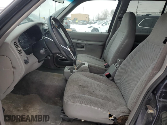 2001 Ford Explorer XLS z VIN 1FMZU62E21UB60975, wystawiony jako Copart lot #41687195 z przebiegiem 181 330 mil mil oraz Szkoda całkowita • Salvage title. Historia ofert i sprzedaży dostępna na DreamBid. Obrazek 7.