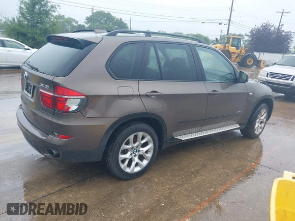 2012 BMW X5 35i z VIN 5UXZV4C51CL749379, wystawiony jako IAAI lot #42494275 z przebiegiem 137 768 mil mil oraz . Historia ofert i sprzedaży dostępna na DreamBid. Obrazek 4.