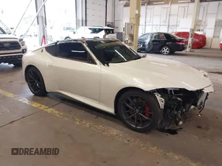 2024 Nissan Z Performance с VIN JN1BZ4BH3RM362972, выставлен на аукционе IAAI как лот 41180490 с пробегом 8 542 миль миль и . История ставок и продаж доступна на DreamBid. Изображение 1.