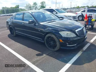 2012 Mercedes-Benz S 550 z VIN WDDNG7DB0CA431075, wystawiony jako IAAI lot #42080067 z przebiegiem 186 638 mil mil oraz . Historia ofert i sprzedaży dostępna na DreamBid. Obrazek 1.