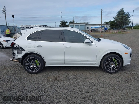 2016 Porsche Cayenne S E-Hybrid z VIN WP1AE2A22GLA17486, wystawiony jako IAAI lot #42229641 z przebiegiem 91 642 mil mil oraz . Historia ofert i sprzedaży dostępna na DreamBid. Obrazek 14.
