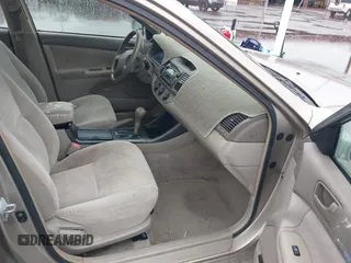 2002 Toyota Camry LE z VIN JTDBE32KX20022844, wystawiony jako IAAI lot #41392677 z przebiegiem 155 533 mil mil oraz . Historia ofert i sprzedaży dostępna na DreamBid. Obrazek 5.