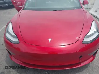 2020 Tesla Model 3 Standard Range Plus z VIN 5YJ3E1EA7LF806266, wystawiony jako IAAI lot #42242694 z przebiegiem 42 044 mil mil oraz . Historia ofert i sprzedaży dostępna na DreamBid. Obrazek 10.