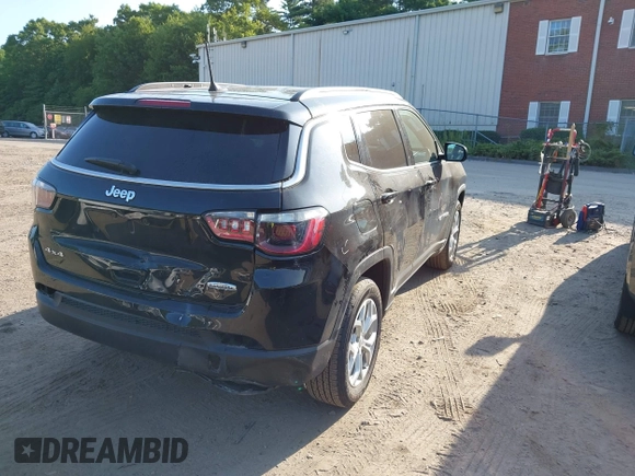 2024 Jeep Compass Latitude z VIN 3C4NJDBN9RT117417, wystawiony jako IAAI lot #42809682 z przebiegiem 34 407 mil mil oraz . Historia ofert i sprzedaży dostępna na DreamBid. Obrazek 4.