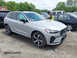 2023 Volvo XC60 Ultimate Dark Theme z VIN YV4062RX5P1347142, wystawiony jako IAAI lot #42370431 z przebiegiem 19 510 mil mil oraz . Historia ofert i sprzedaży dostępna na DreamBid. Obrazek 1.
