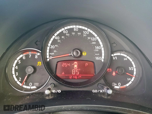 2014 Volkswagen Beetle Entry z VIN 3VWF17AT4EM641582, wystawiony jako Copart lot #50631035 z przebiegiem 121 461 mil mil oraz Szkoda całkowita • Salvage title. Historia ofert i sprzedaży dostępna na DreamBid. Obrazek 9.