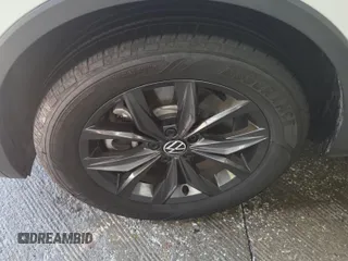 2024 Volkswagen Tiguan SE z VIN 3VV3B7AX3RM105123, wystawiony jako IAAI lot #42796460 z przebiegiem 36 543 mil mil oraz . Historia ofert i sprzedaży dostępna na DreamBid. Obrazek 55.