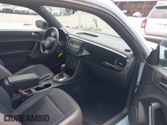 2015 Volkswagen Beetle Fleet Edition z VIN 3VWF17AT5FM611508, wystawiony jako IAAI lot #42441498 z przebiegiem 98 536 mil mil oraz . Historia ofert i sprzedaży dostępna na DreamBid. Obrazek 5.