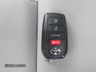 2025 Toyota Camry LE z VIN 4T1DAACK5SU527380, wystawiony jako IAAI lot #42116438 z przebiegiem 4 917 mil mil oraz . Historia ofert i sprzedaży dostępna na DreamBid. Obrazek 11.
