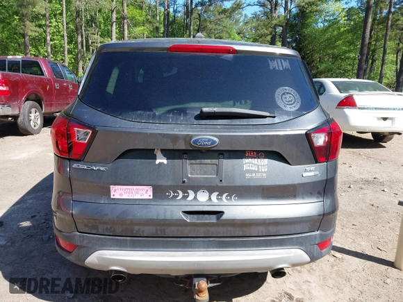 2019 Ford Escape SE z VIN 1FMCU9GD7KUB23316, wystawiony jako IAAI lot #42138654 z przebiegiem 145 857 mil mil oraz . Historia ofert i sprzedaży dostępna na DreamBid. Obrazek 16.