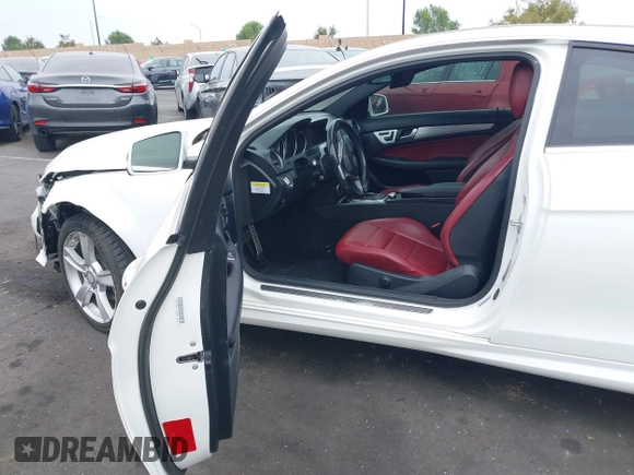 2014 Mercedes-Benz C 250 с VIN WDDGJ4HB8EG289464, выставлен на аукционе IAAI как лот 42349250 с пробегом 104 818 миль миль и . История ставок и продаж доступна на DreamBid. Изображение 5.
