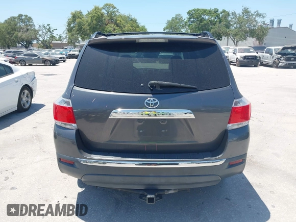 2013 Toyota Highlander z VIN 5TDZK3EH5DS124401, wystawiony jako IAAI lot #42133758 z przebiegiem 131 405 mil mil oraz . Historia ofert i sprzedaży dostępna na DreamBid. Obrazek 16.