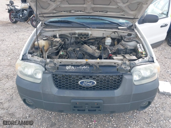 2005 Ford Escape XLT with VIN 1FMYU93145KE08055, listed as a IAAI auction lot 42004705 with 205,729 mi miles. Bid and sale history available at carsss.com. Image 10.