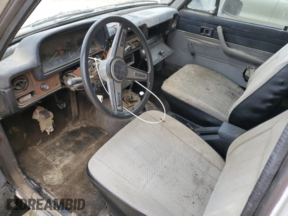 1983 Toyota Pickup z VIN JT4RN48S2D0070935, wystawiony jako Copart lot #50933245 z przebiegiem 50 699 mil mil oraz Czysty tytuł • Clean title. Historia ofert i sprzedaży dostępna na DreamBid. Obrazek 8.