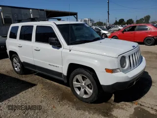 2014 Jeep Patriot Latitude z VIN 1C4NJPFA4ED529835, wystawiony jako Copart lot #57632435 z przebiegiem 150 979 mil mil oraz Czysty tytuł • Clean title. Historia ofert i sprzedaży dostępna na DreamBid. Obrazek 4.
