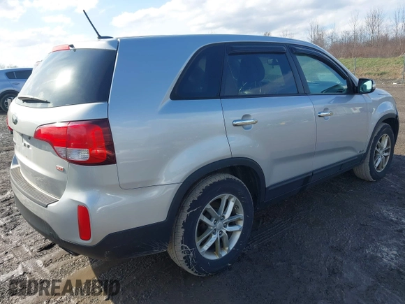 2015 Kia Sorento LX with VIN 5XYKTCA66FG572715, listed as a IAAI auction lot 41995613 with 142,160 mi miles. Bid and sale history available at carsss.com. Image 4.
