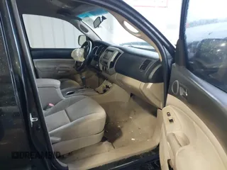 2006 Toyota Tacoma PreRunner z VIN 3TMJU62NX6M022436, wystawiony jako IAAI lot #41566792 z przebiegiem 273 922 mil mil oraz . Historia ofert i sprzedaży dostępna na DreamBid. Obrazek 5.