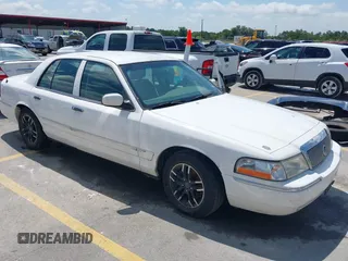 2005 Mercury Grand Marquis GS z VIN 2MEFM74W35X601402, wystawiony jako IAAI lot #42510923 z przebiegiem 155 618 mil mil oraz . Historia ofert i sprzedaży dostępna na DreamBid. Obrazek 1.