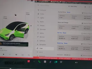 2023 Tesla Model Y Long Range z VIN 7SAYGDEE4PF621640, wystawiony jako IAAI lot #41796502 z przebiegiem 68 484 mil mil oraz . Historia ofert i sprzedaży dostępna na DreamBid. Obrazek 7.