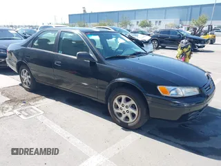 1999 Toyota Camry LE z VIN 4T1BG22K4XU574050, wystawiony jako IAAI lot #41991415 z przebiegiem 329 825 mil mil oraz . Historia ofert i sprzedaży dostępna na DreamBid. Obrazek 1.