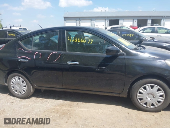 2016 Nissan Versa SV z VIN 3N1CN7AP1GL858032, wystawiony jako IAAI lot #42266679 z przebiegiem 137 097 mil mil oraz . Historia ofert i sprzedaży dostępna na DreamBid. Obrazek 13.