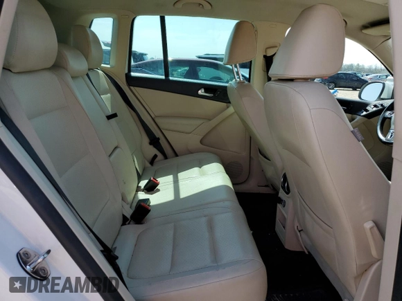 2012 Volkswagen Tiguan SE z VIN WVGAV7AX1CW526645, wystawiony jako Copart lot #46944195 z przebiegiem 87 811 mil mil oraz Szkody całkowita. Historia ofert i sprzedaży dostępna na DreamBid. Obrazek 11.