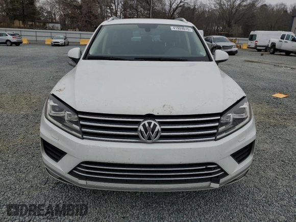 2015 Volkswagen Touareg Lux с VIN WVGEP9BP2FD002247, выставлен на аукционе Copart как лот 41924615 с пробегом 127 543 миль миль и Списание • Salvage title. История ставок и продаж доступна на DreamBid. Изображение 5.