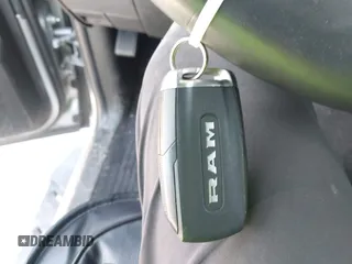 2024 Ram 2500 Big Horn z VIN 3C6UR5DL1RG116185, wystawiony jako IAAI lot #42007154 z przebiegiem Nie podano mil oraz . Historia ofert i sprzedaży dostępna na DreamBid. Obrazek 11.