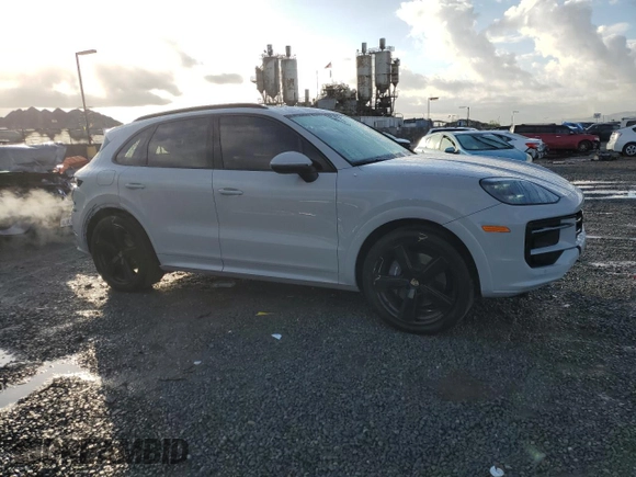 2024 Porsche Cayenne z VIN WP1AA2AY7RDA03399, wystawiony jako Copart lot #42403415 z przebiegiem 24 319 mil mil oraz Szkoda całkowita • Salvage title. Historia ofert i sprzedaży dostępna na DreamBid. Obrazek 4.
