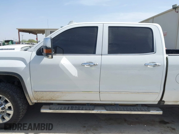 2017 GMC Sierra 2500HD Denali z VIN 1GT12UEY0HF111676, wystawiony jako IAAI lot #41834597 z przebiegiem 357 956 mil mil oraz . Historia ofert i sprzedaży dostępna na DreamBid. Obrazek 14.