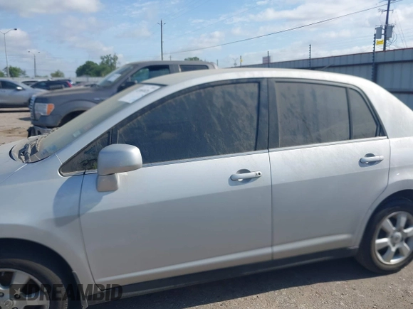 2008 Nissan Versa S z VIN 3N1BC11E68L405992, wystawiony jako IAAI lot #42060826 z przebiegiem 142 956 mil mil oraz . Historia ofert i sprzedaży dostępna na DreamBid. Obrazek 14.