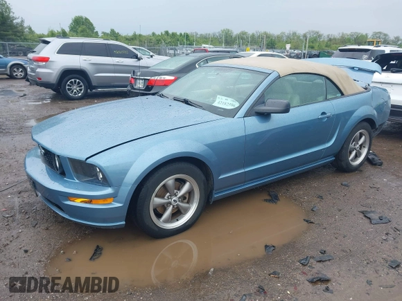 2005 Ford Mustang Deluxe z VIN 1ZVFT84N655195289, wystawiony jako IAAI lot #42182596 z przebiegiem 84 205 mil mil oraz . Historia ofert i sprzedaży dostępna na DreamBid. Obrazek 2.