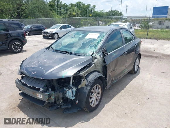 2017 Chevrolet Sonic LT z VIN 1G1JD5SH6H4125266, wystawiony jako IAAI lot #42354200 z przebiegiem 139 344 mil mil oraz . Historia ofert i sprzedaży dostępna na DreamBid. Obrazek 6.