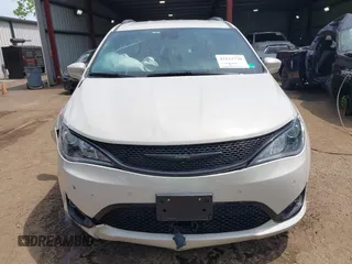 2020 Chrysler Pacifica Launch Edition z VIN 2C4RC3BG6LR288952, wystawiony jako IAAI lot #42122770 z przebiegiem 32 942 mil mil oraz . Historia ofert i sprzedaży dostępna na DreamBid. Obrazek 12.