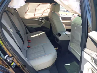 2024 Audi Q8 e-tron Prestige z VIN WA16ABGE6RB005963, wystawiony jako IAAI lot #42067970 z przebiegiem 7 113 mil mil oraz . Historia ofert i sprzedaży dostępna na DreamBid. Obrazek 8.