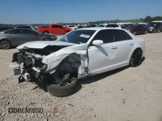2021 Chrysler 300 S z VIN 2C3CCABG4MH554460, wystawiony jako Copart lot #52390045 z przebiegiem 80 866 mil mil oraz Szkoda całkowita • Salvage title. Historia ofert i sprzedaży dostępna na DreamBid. Obrazek 1.