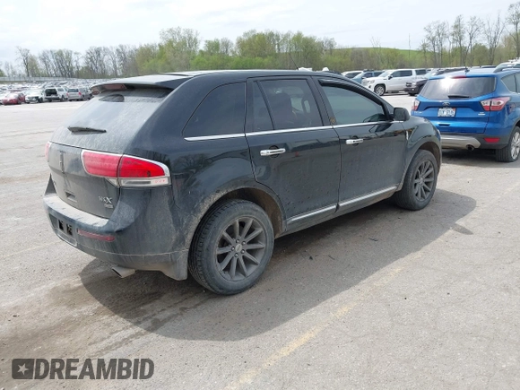 2011 Lincoln MKX z VIN 2LMDJ8JKXBBJ25280, wystawiony jako IAAI lot #42108397 z przebiegiem 156 209 mil mil oraz . Historia ofert i sprzedaży dostępna na DreamBid. Obrazek 4.