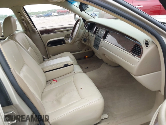 2009 Lincoln Town Car Signature Limited z VIN 2LNHM82V19X631610, wystawiony jako IAAI lot #42074205 z przebiegiem Nie podano mil oraz . Historia ofert i sprzedaży dostępna na DreamBid. Obrazek 5.