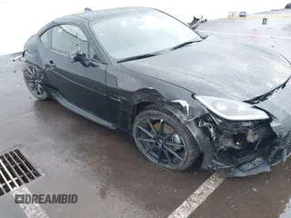 2025 Toyota 86 Premium z VIN JF1ZNBE11S9752297, wystawiony jako IAAI lot #41834817 z przebiegiem 984 mil mil oraz . Historia ofert i sprzedaży dostępna na DreamBid. Obrazek 18.
