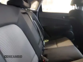 2021 Hyundai Kona SE z VIN KM8K1CAA4MU645470, wystawiony jako IAAI lot #41727340 z przebiegiem 71 932 mil mil oraz . Historia ofert i sprzedaży dostępna na DreamBid. Obrazek 8.