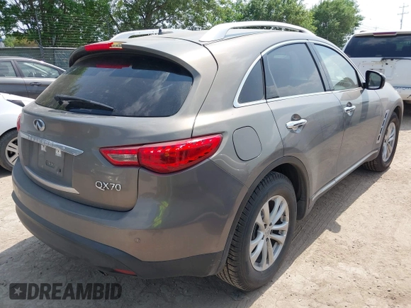 2015 Infiniti QX70 z VIN JN8CS1MU7FM380583, wystawiony jako IAAI lot #41937766 z przebiegiem 144 618 mil mil oraz . Historia ofert i sprzedaży dostępna na DreamBid. Obrazek 4.