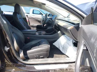 2018 Tesla Model 3 Long Range Battery z VIN 5YJ3E1EA2JF095525, wystawiony jako IAAI lot #42148713 z przebiegiem Nie podano mil oraz . Historia ofert i sprzedaży dostępna na DreamBid. Obrazek 5.